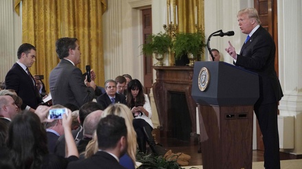 پرێس کۆنفرانسی ترەمپ لە کۆشکی سپی دا، ھەر لە ھەڕەشەوە بگرە ھەتا سوکایەتی کردن بە دیموکراتەکان