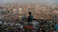 Dječak na smetlištu u Nju Delhiju