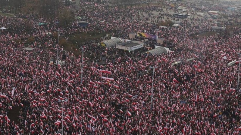 Foto/Tviter: Oko 200.000 Poljaka slavilo nezavisnost, iza njih zapaljena zastava EU