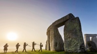 Grupa muzičara pred antičkim stijenama u Velikoj Britaniji