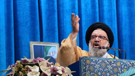 مسلمانوں کو بڑی طاقتوں کے مقابلے میں اٹھ کھڑا ہونا چاہئے، خطیب جمعہ تہران