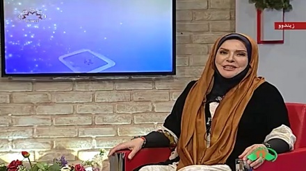 خوێندنەوەی شێعرێک لە لایەن خاتوو مەولانی پێشکەشکاری بەرنامەی ساباتی سۆز
