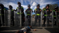 Dijete honduraskih imigranata ispred meksikčke policije