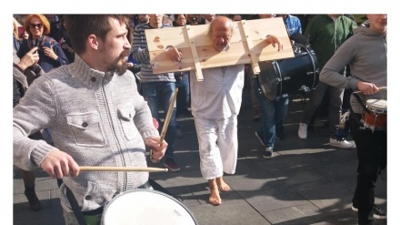 Zijah Sokolović prošetao Sarajevom okovan u 'daske koje život znače'