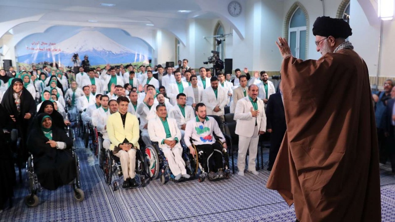 رہبر انقلاب اسلامی سے  پیرا ایشیائی مقابلوں میں تمغے جیتنے والے کھلاڑیوں کی ملاقات