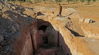 Sirijac pred tek otkrivenim arheološkim nalazištem u Idlibu