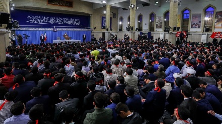 دیداری حەزرەتی ئایەتوڵڵا خامەنەیی ڕێبەری مەزنی شۆڕشی ئیسلامی لەگەڵ هەزاران کەس لە قووتابیان و خوێندکاران