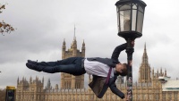 Pokreti britanskog gimnastičara na jednoj uličnoj lampi