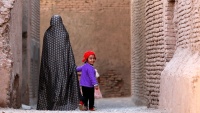Jedna afganistanska žena s djetetom u Heratu
