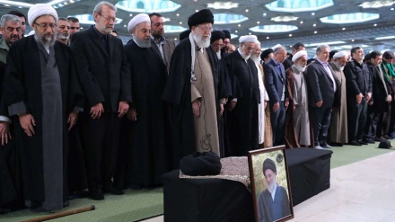 رہبر انقلاب اسلامی کی امامت میں آیت اللہ شاہرودی کی نماز جنازہ 
