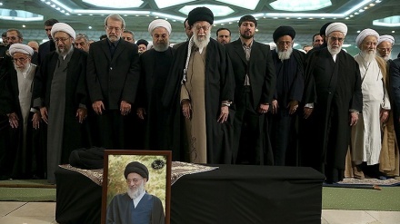 رہبر انقلاب کی اقتدا میں مرحوم آیت اللہ شاہرودی کی نماز جنازہ ۔ ویڈیو
