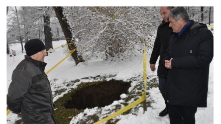 U Velikom parku se pojavila pukotina u tlu, Opština poduzima hitne mjere