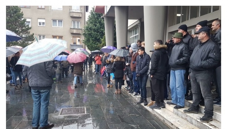 Mirno okupljanje građana Novog Travnika zbog sinošnje saobraćajne nesreće