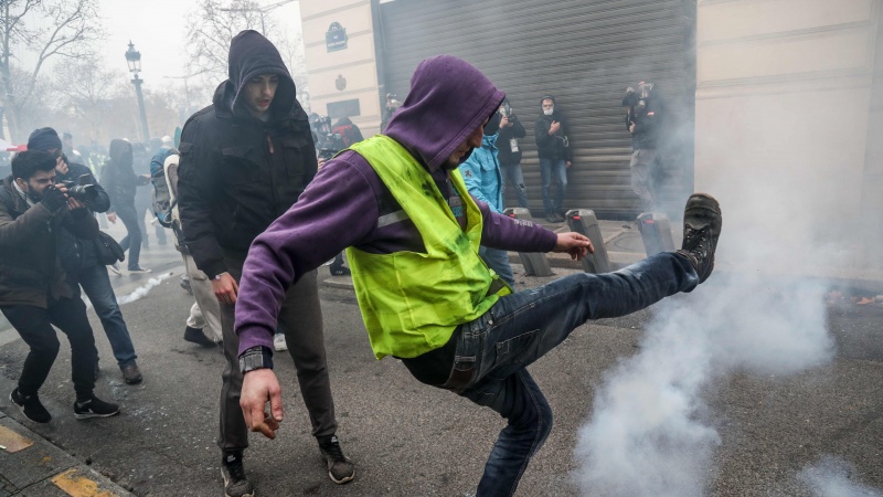 فرانس میں پرتشدد مظاہرے، ڈیڑھ سو کے قریب زخمی 