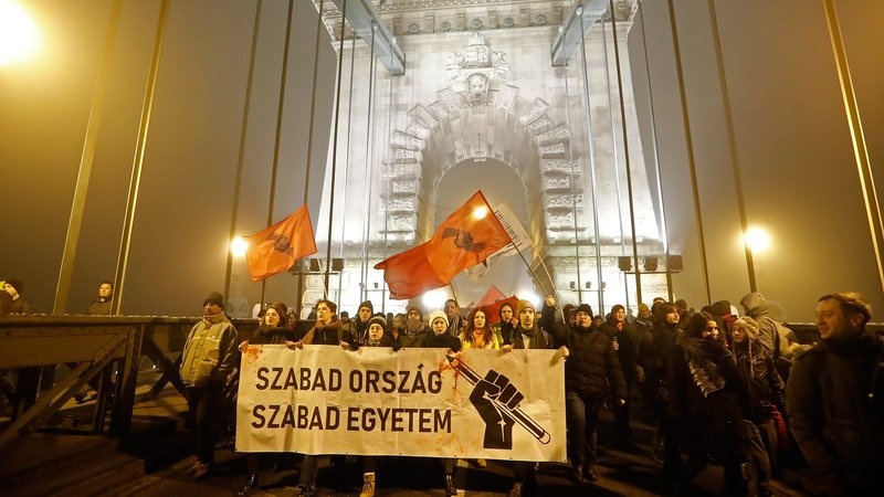 Macarıstanda təhlükəsizlik qüvvələri ilə etirazçılar arasında toqquşma baş verib