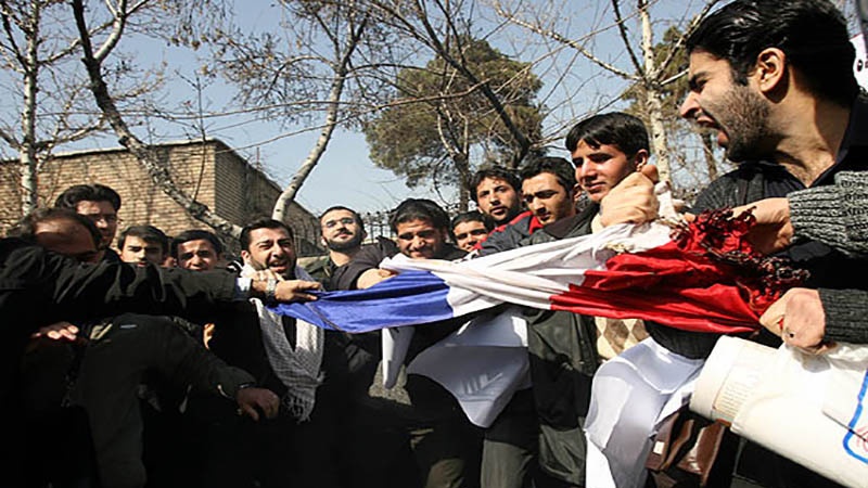 Tehran universitetinin bir qrup tələbəsi Fransa səfirliyinin önünə toplaşıb
