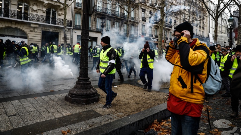 فرانس میں مظاہرین اور پولیس میں جھڑپیں