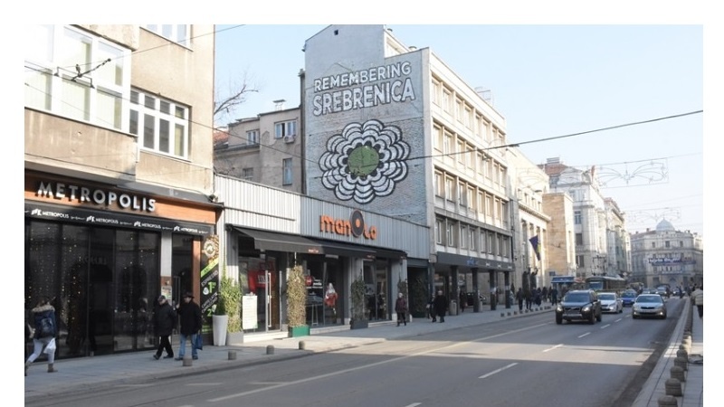 Cvijet Srebrenice na fasadi zgrade u Titovoj ulici u Sarajevu