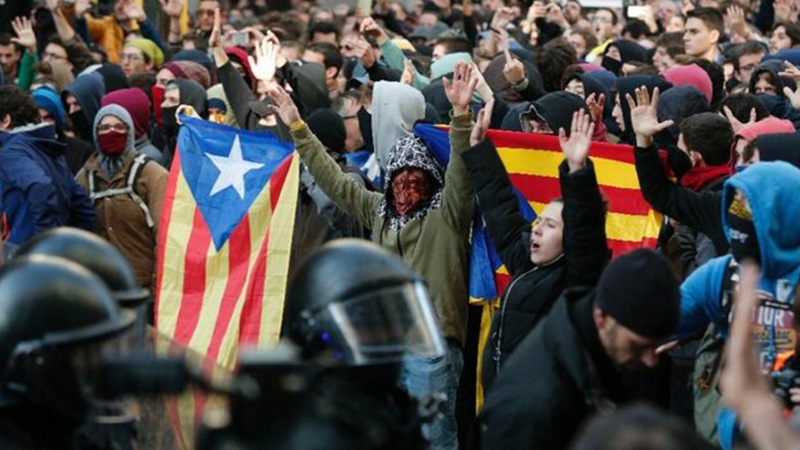 Kataloniyada toqquşmalarda 60-dan çox adam yaralanıb