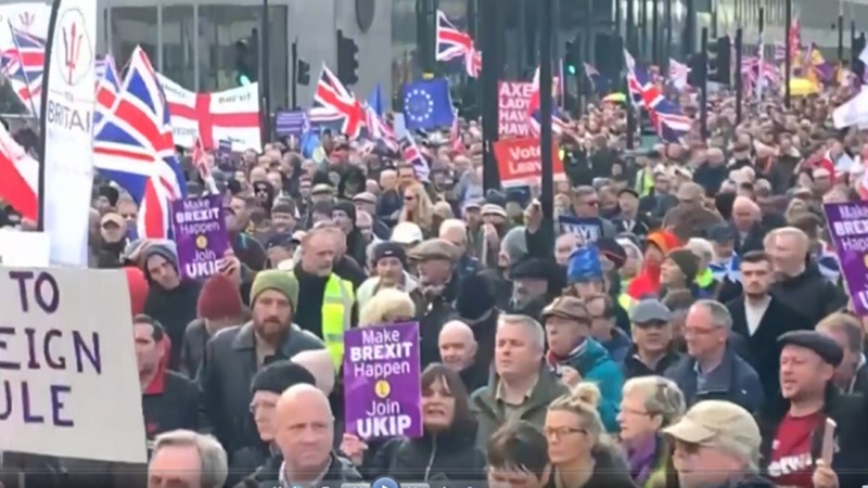 لندن میں مظاہرین کے دو گروہوں کے درمیان جھڑپ 
