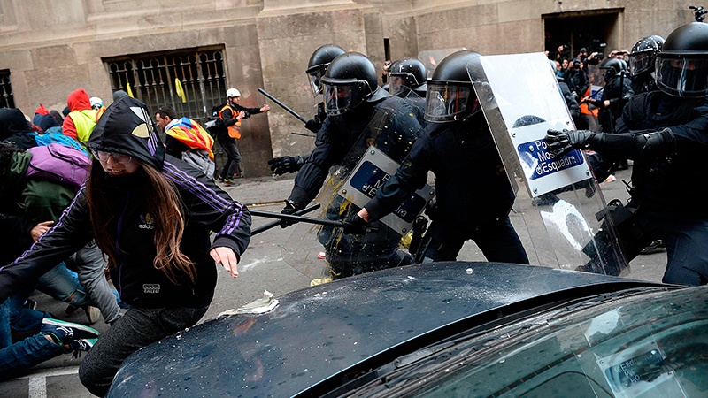 İspaniya polisi Kataloniyada etirazçılara hücum edib