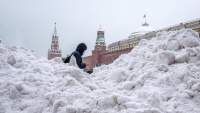 Skupljanje snijega na Crvenom trgu u Moskvi 