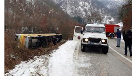 Prevrnuo se autobus kod Nevesinja, dvoje poginulo