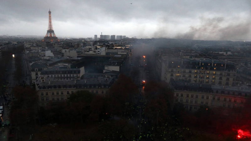 پیرس آگ اور دھویں میں جھلسا ! ۔ ویڈیوز