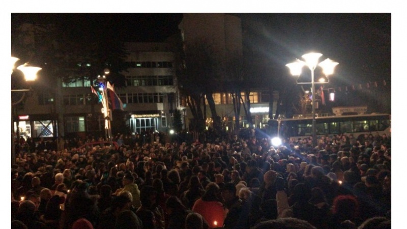 Građani Banjaluke u crkvenom dvorištu, policija ne dozvoljava blokadu ulice