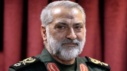 سەرتیپ شکارچی: ئێران ڕێگە بەکەس نادا دەسوەردان بکا لە توانا بەرگرییەکەی