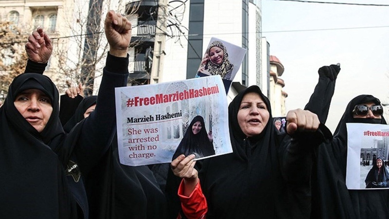 پرس ٹی وی کی اسیر خاتون اینکر کی حمایت میں تہران میں مظاہرہ 