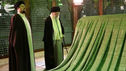 ئامادەبوونی ڕێبەری باڵای شۆڕشی ئیسلامی لەسەر مەرقەدی ئیمام خومەینی(ڕە) و گوڵزاری شەهیدان
