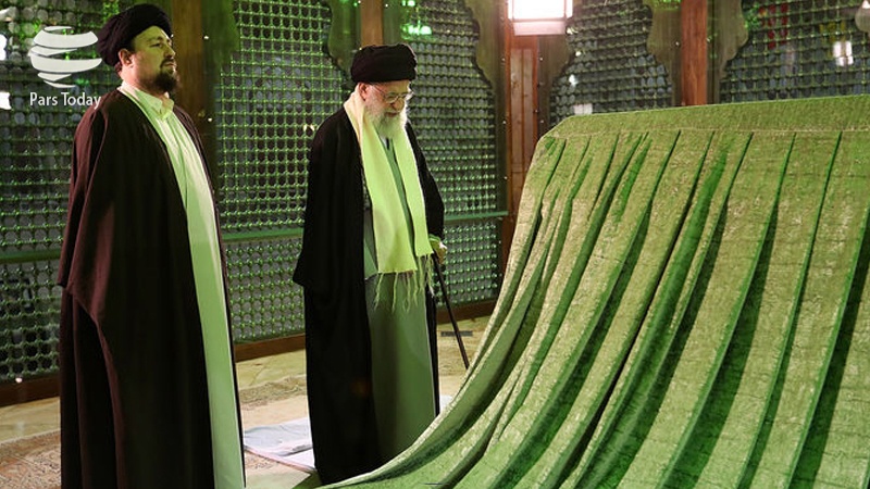 ئامادەبوونی ڕێبەری باڵای شۆڕشی ئیسلامی لەسەر مەرقەدی ئیمام خومەینی(ڕە) و گوڵزاری شەهیدان