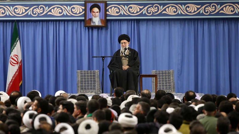 رہبر انقلاب اسلامی کے نقطہ نگاہ سے ایران کی عظمت کے مقابلے میں امریکی حکمرانوں کی شکست
