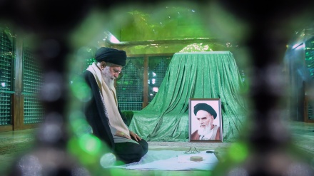 ئامادەبوونی ڕێبەری باڵای شۆڕشی ئیسلامی لەسەر مەرقەدی ئیمام خومەینی(ڕە) و گوڵزاری شەهیدان