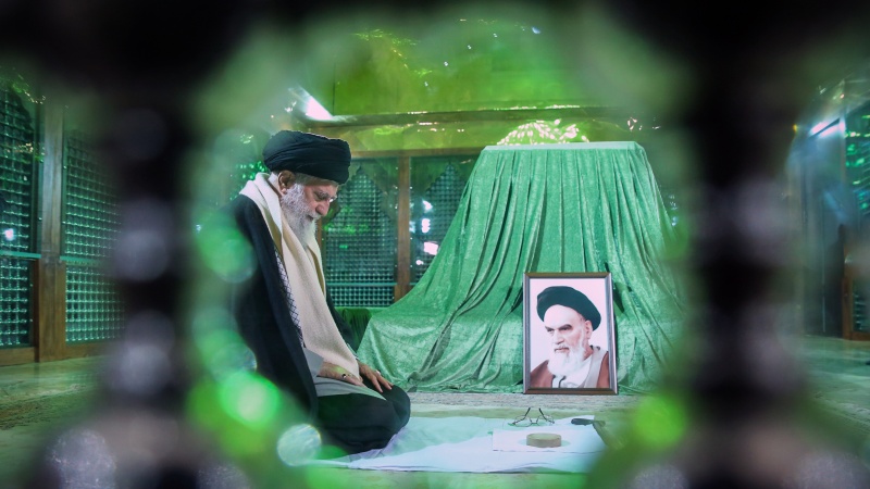 ئامادەبوونی ڕێبەری باڵای شۆڕشی ئیسلامی لەسەر مەرقەدی ئیمام خومەینی(ڕە) و گوڵزاری شەهیدان