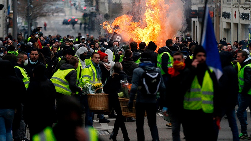 فرانس میں سرمایہ دارانہ نظام کے خلاف احتجاجی ریلی
