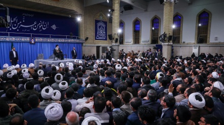 دیداری حەزرەتی ئایەتوڵڵا خامەنەیی ڕێبەری باڵای شۆڕشی ئیسلامی سەرلەبەیانی ئەمرۆچوارشەممە لەساڵڕۆژی ڕاپەڕینی مێژووچێکەری خەڵکی قوم لە ١٩ی بەفرانباری١٣٥٦(٩ی ژانڤییەی١٩٧٨) لەگەڵ هەزاران کەس لە خەڵکی شاری قوم