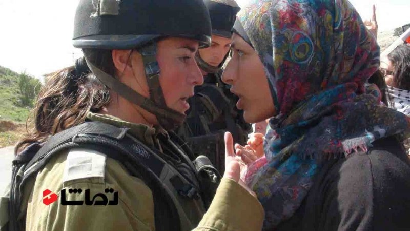 فلسطینی ماں نے صیہونی سپاہی کی خبر لی ۔ ویڈیو 