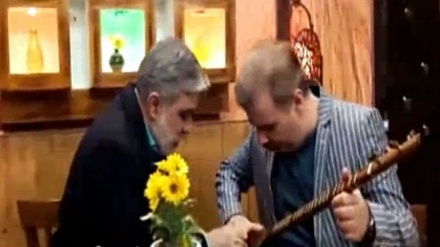 حەسەن ئەسەدی ئەکتەری دراما ئیرانیەکان لە پشتی کامەێرا، بە کاک ئەسعەد فێرکاری موسیقا دەکات