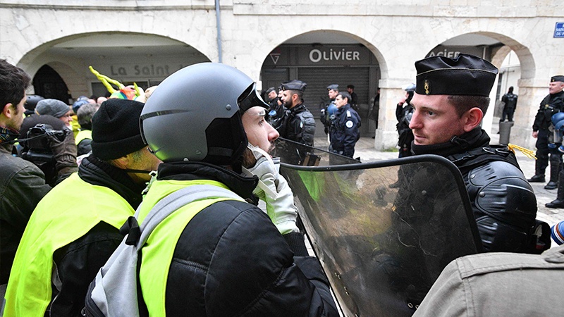 فرانس: 102 مظاہرین کی گرفتاری