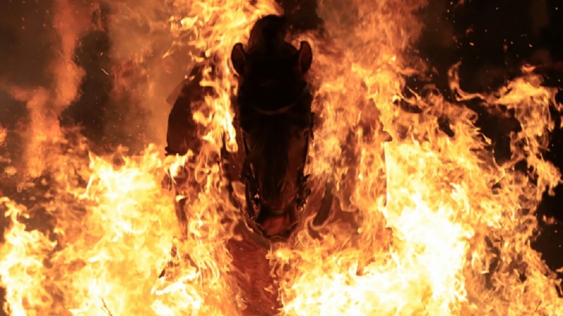 Jahači u Španiji skokom kroz vatru 