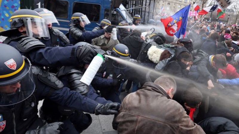 فرانس میں یلو جیکث مظاہرین کا مسلسل احتجاج