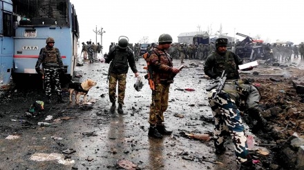 کشمیر،ہندوستانی فوجیوں پر خودکش حملہ ۔ ویڈیو