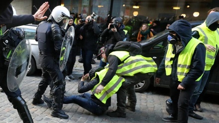 فرانس: پولیس کا مظاہرین پر وحشیانہ تشدد متعدد زخمی