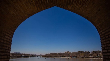 بەشێکی کورت لە بەڵگە فیلمی قوتابخانەیەکدا به ناوی ئەسفەهان