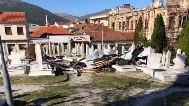 Oluja u Hercegovini podizala grobove i krovove, prevrtala kamione, lomila stabla