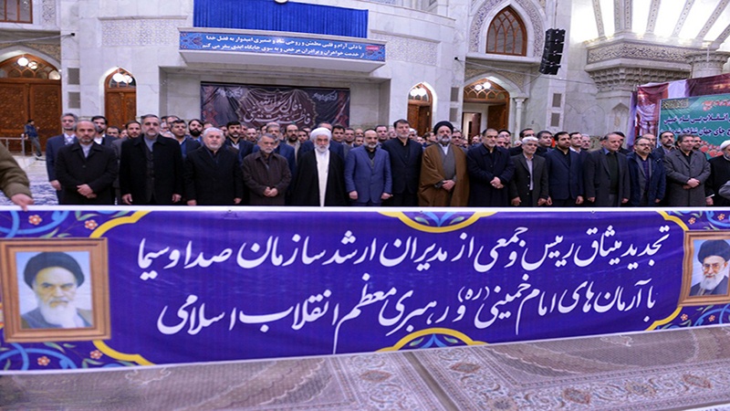  آئی آرآئی بی کے سربراہ اورڈائریکٹروں کی امام خمینی(رح) کے مرقد مطہر پر حاضری