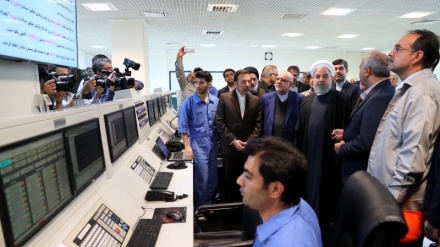 حەسەن روحانی لە کۆڕی ئێداریی و کردنەوەی هاوکاتی پرۆژە ئابووری و ژێرخانییەکانی پارێزگەی هورموزگان لە باشووری ئێران