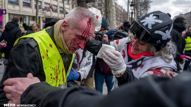 Fransa polisinin etirazçılarla kobud rəftarı davam edir